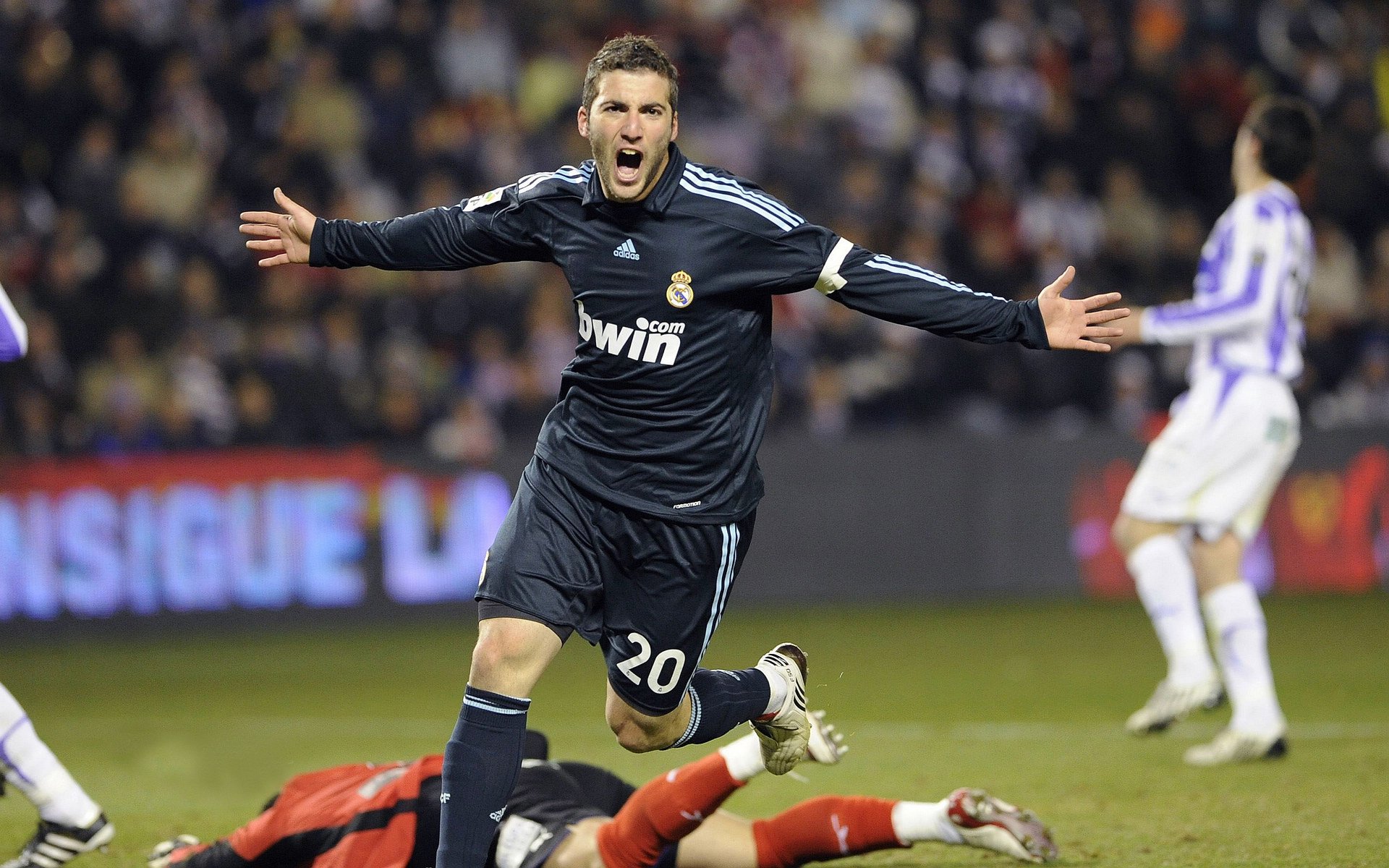 青年足球联赛现场，激情燃烧的绿茵场，青年竞技足球俱乐部